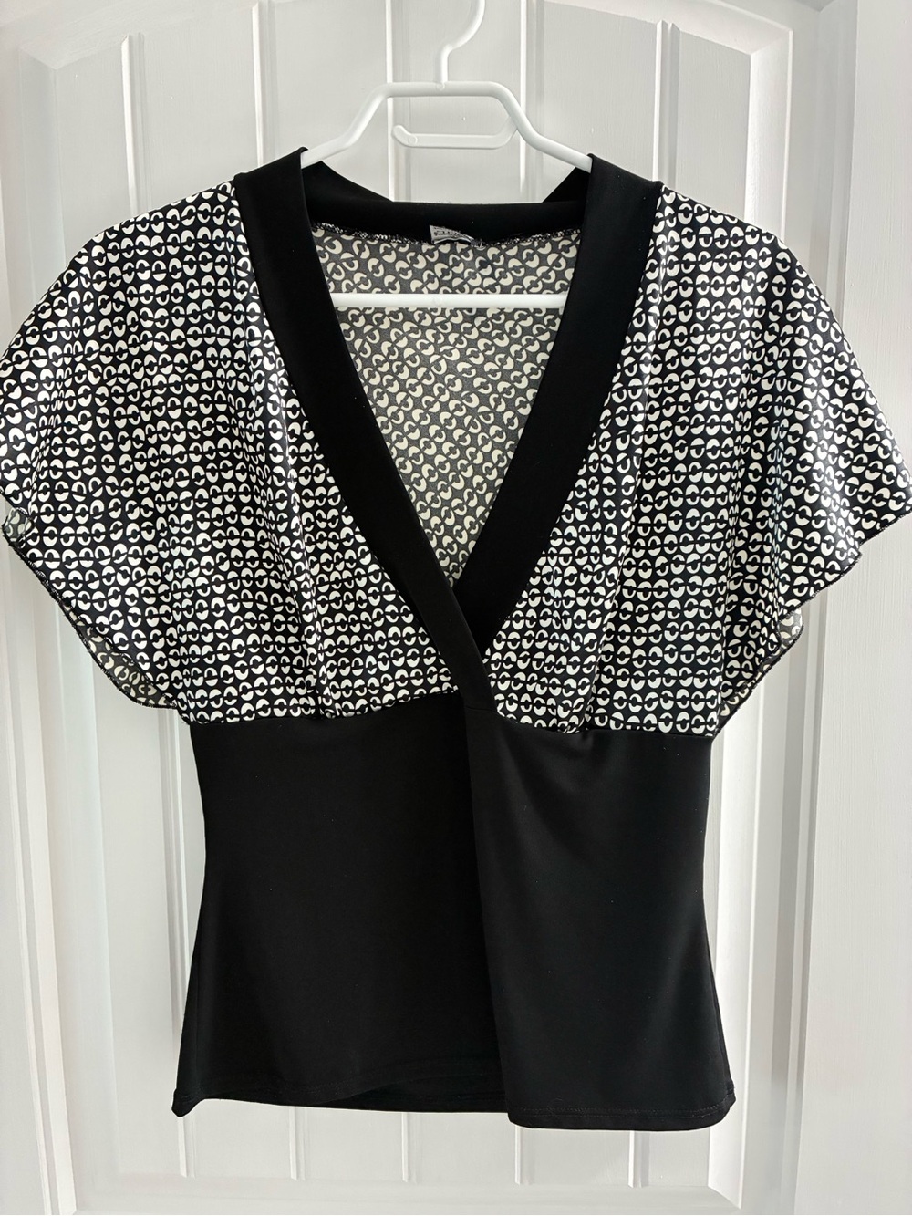 Thanx Collection Black & White V-Neck Patterned Top